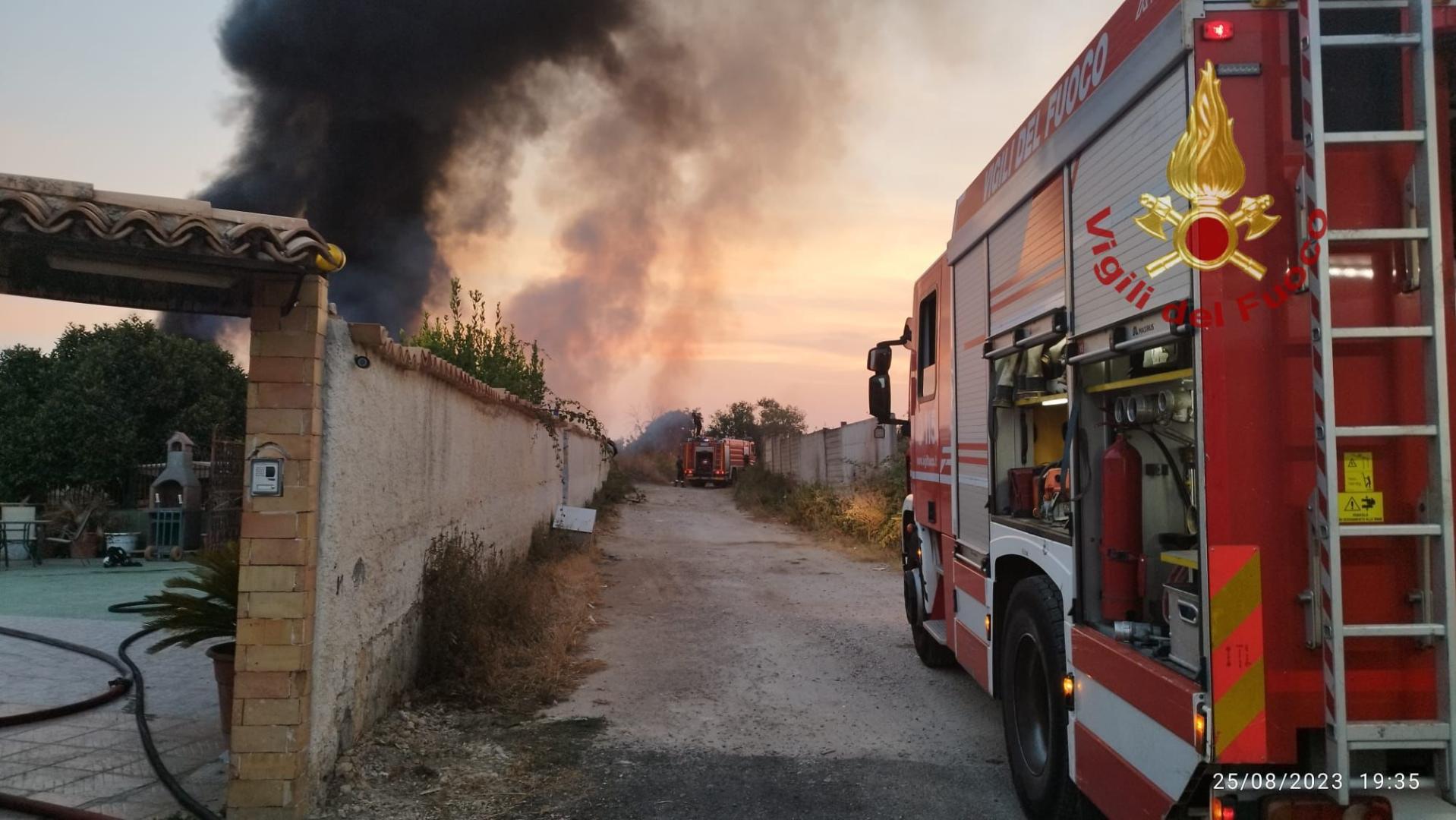 Galleria foto 'Siracusa, incendio in campo di sterpaglie' - foto 4