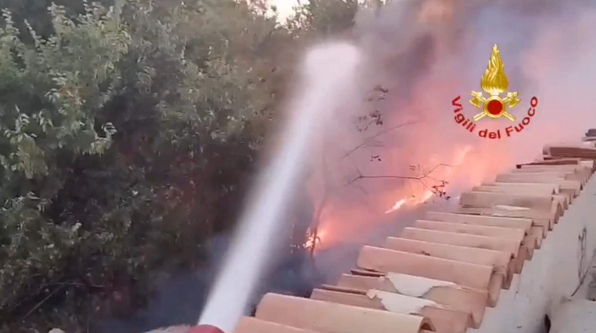 Siracusa, incendio in campo di sterpaglie