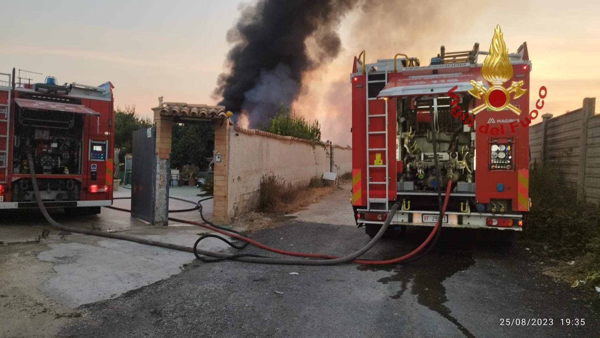 Siracusa, incendio in campo di sterpaglie