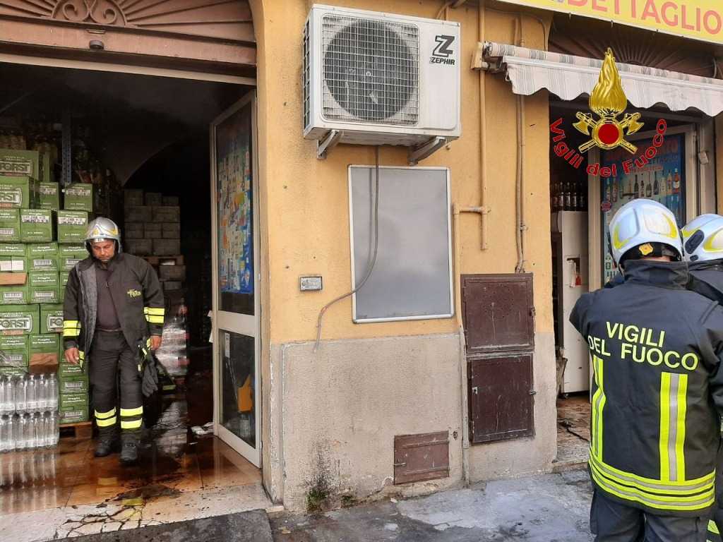 Palermo, incendio in negozio di alimentari