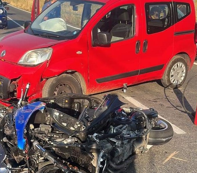 Auto contro moto nel Catanese, grave un 21enne