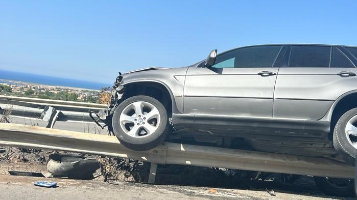 Pauroso incidente sull’autostrada A29, un suv va a finire sopra il guardrail: tre feriti