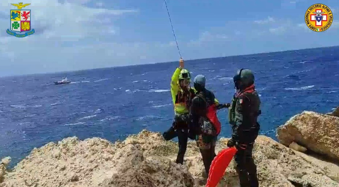 Lampedusa, recuperati in elicottero i migranti bloccati sulla scogliera