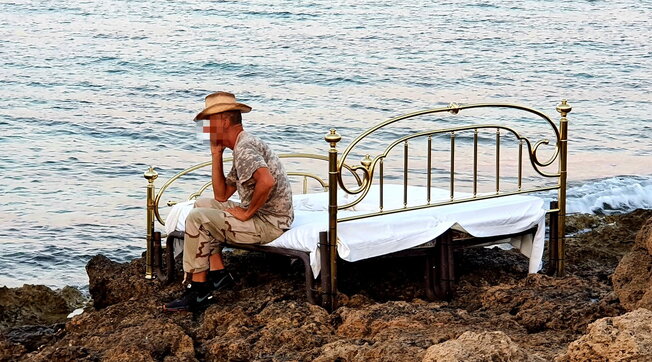 Un letto matrimoniale sugli scogli per ammirare le stelle: la foto che fa impazzire il web