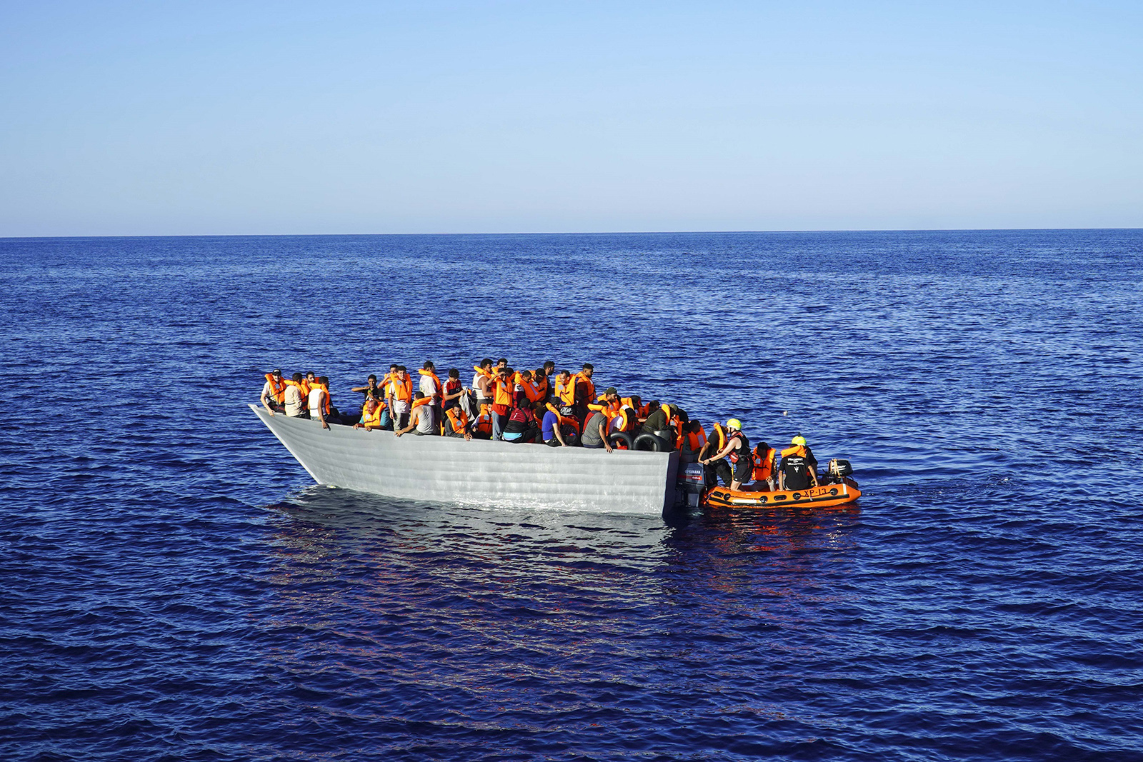 Si rovescia barcone con 300 migranti, diverse vittime. Avviate le ricerche