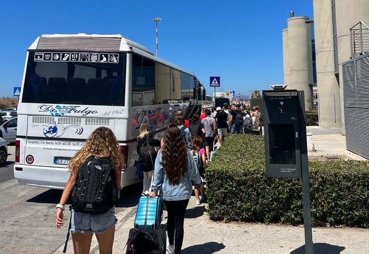 Eruzione Etna, niente voli all’aeroporto di Catania: a Birgi tornano le file per i pullman