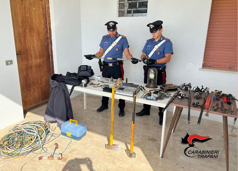 Nasconde a casa oggetti di ogni tipo, 35enne denunciato per ricettazione a Valderice