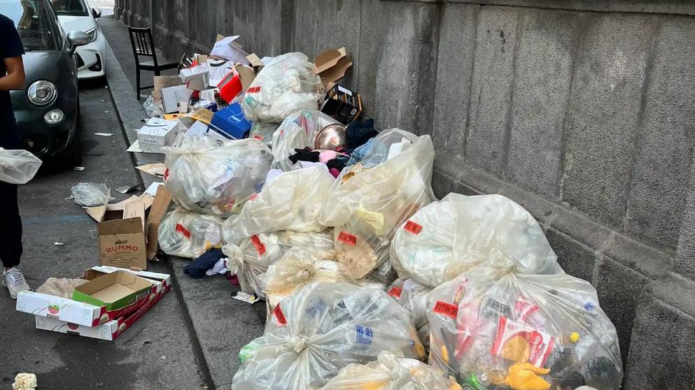 Catania invasa dai rifiuti, l’indignazione di Trantino: “Immagine della città danneggiata”