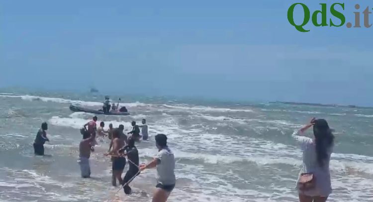 San Leone, salvati turisti trascinati tra gli scogli dalla corrente [VIDEO e FOTO]