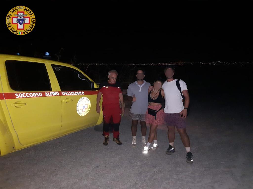 Turisti assediati da branco di cinghiali nella Riserva dello Zingaro, salvati