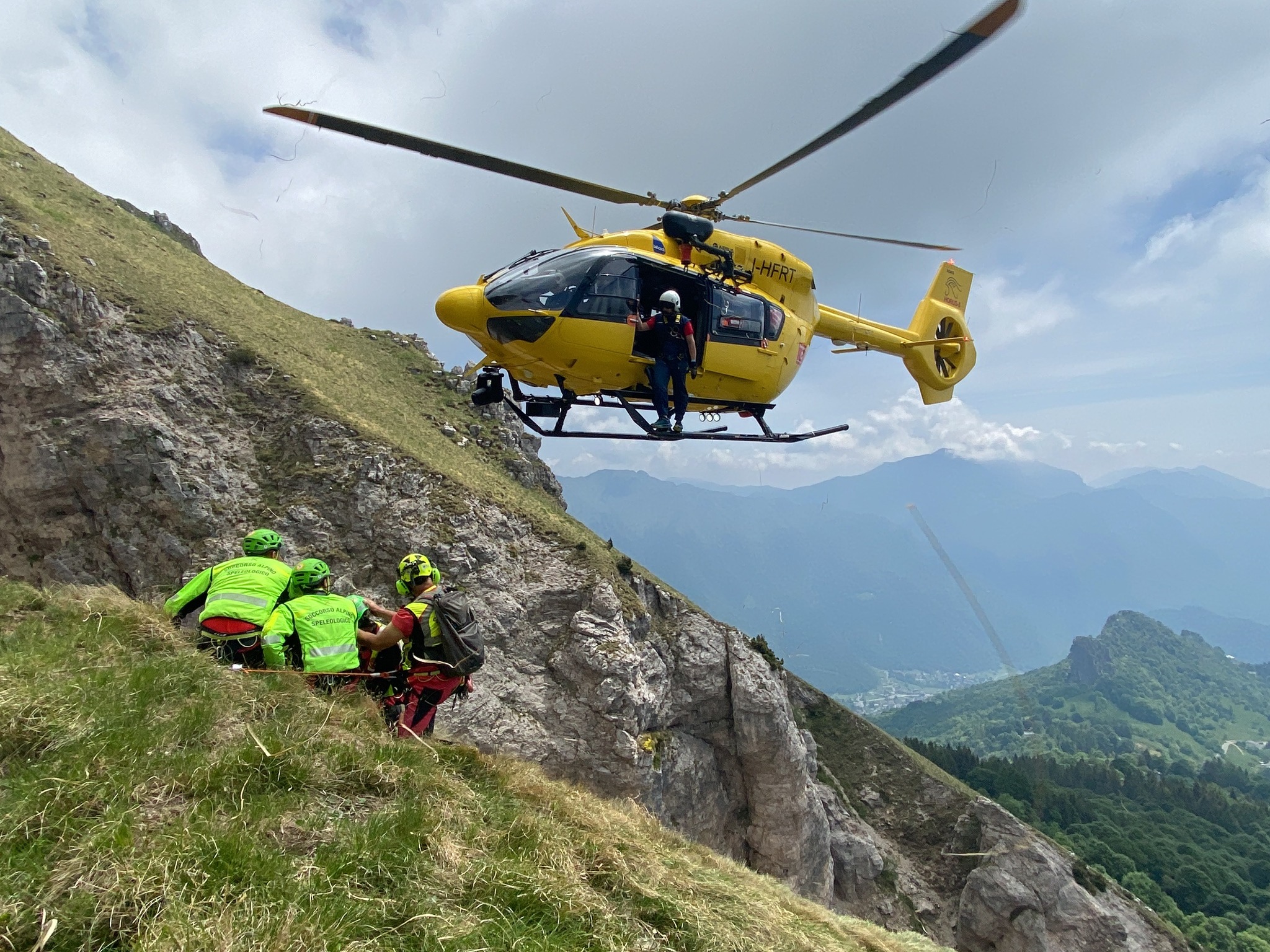Precipita con auto da scarpata, morto 79enne