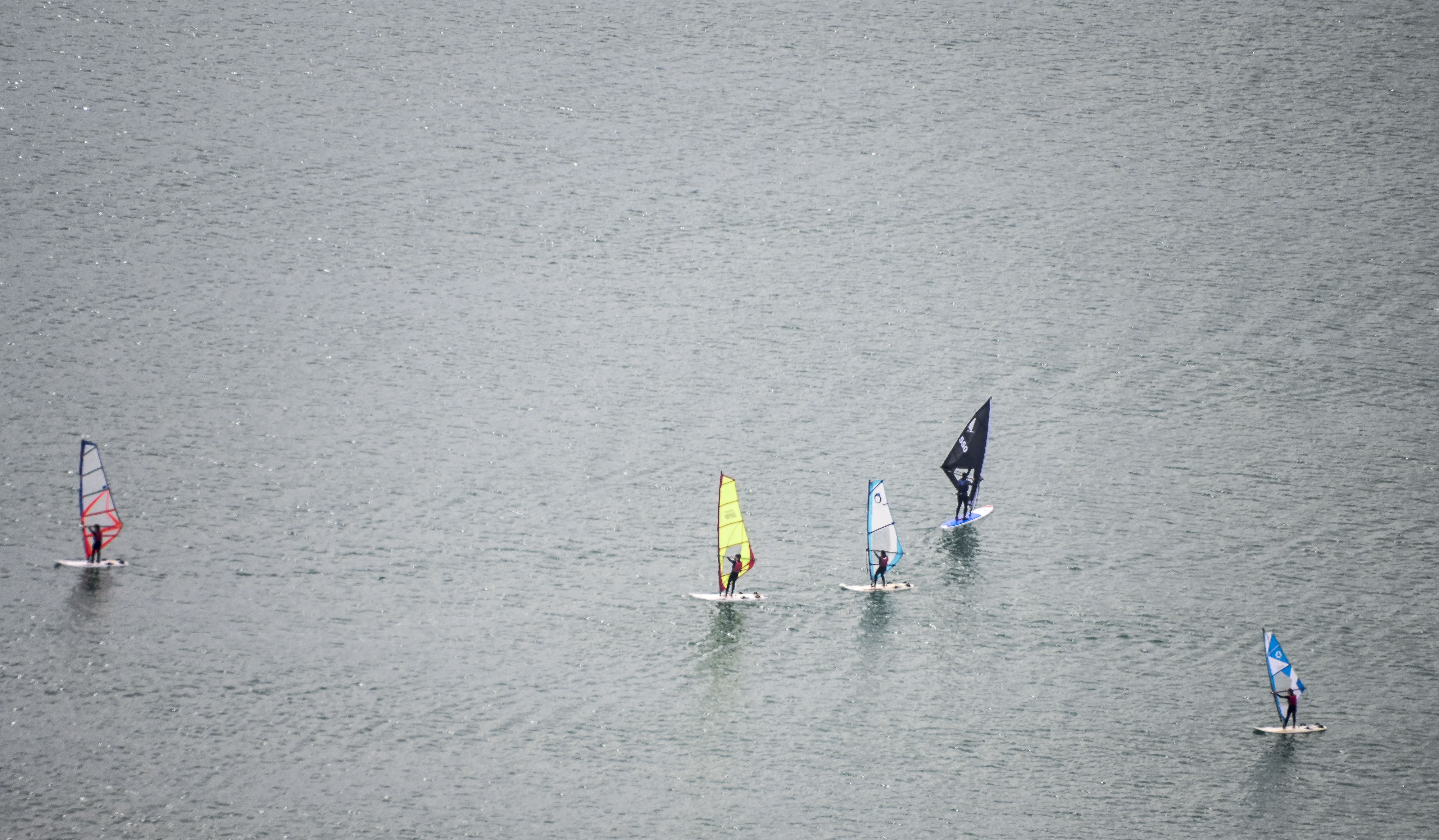 Surfisti dispersi dopo tempesta, trovati vivi dopo 38 ore sulla tavola
