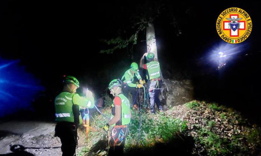 Finisce con la moto in una scarpata, 73enne trovato morto sotto un tornante