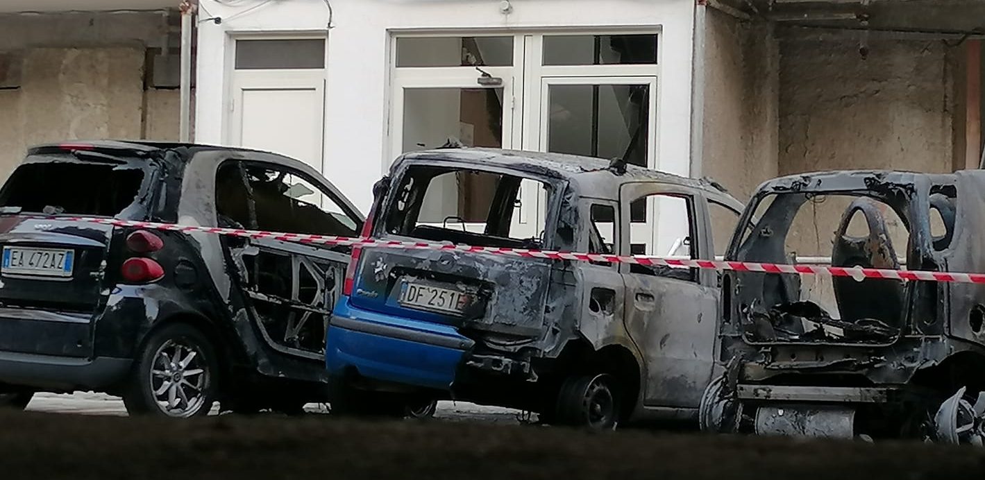 Paura in via Don Orione per alcune auto in fiamme in un residence