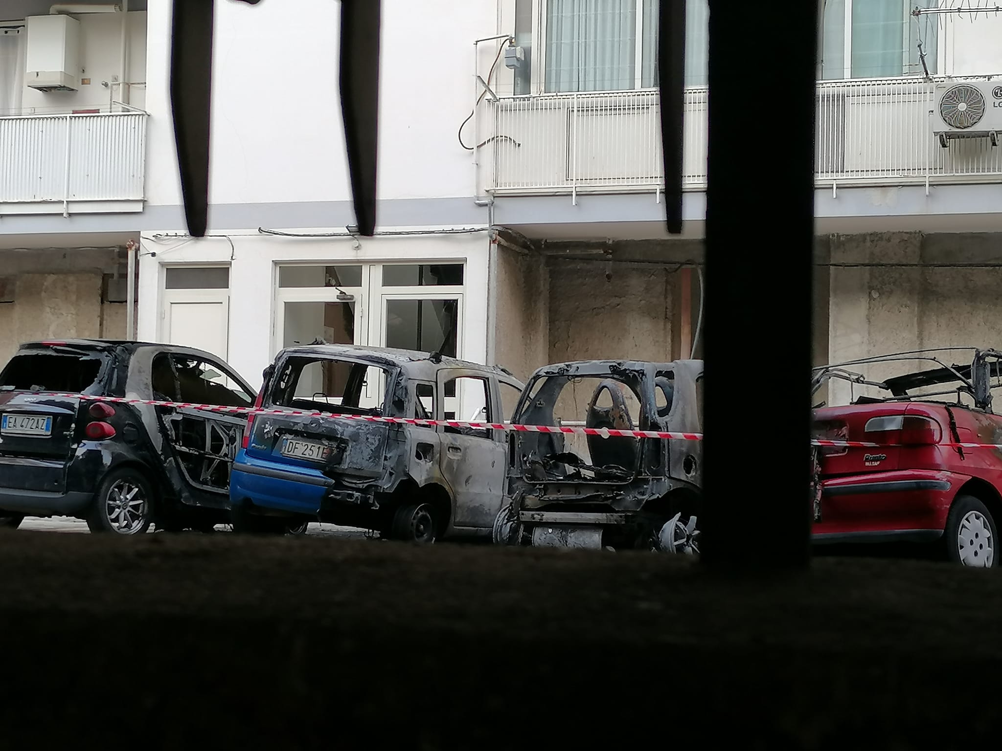 Galleria foto 'Paura in via Don Orione per alcune auto in fiamme in un residence' - foto 2