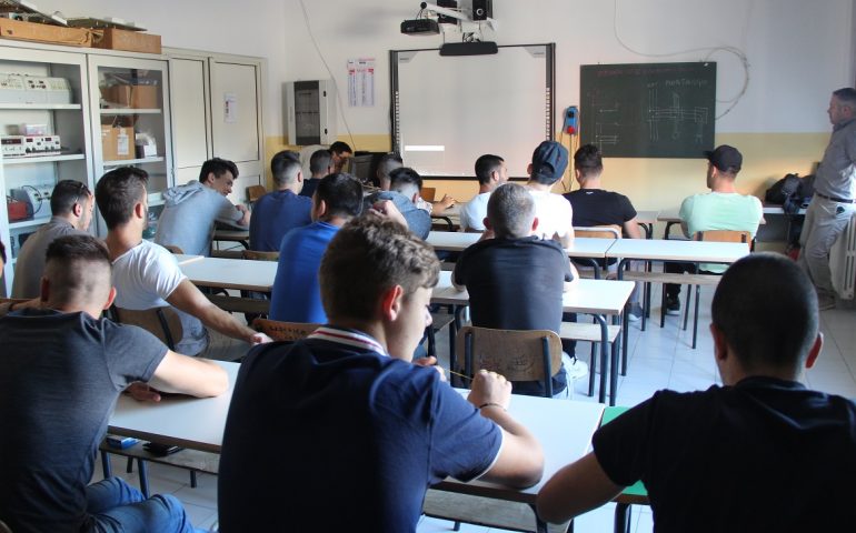 Fa scattare spedizione punitiva dopo nota: professoressa delle medie accerchiata nel parcheggio