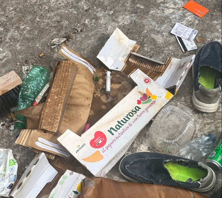 Palermo, mercato coperto di Ballarò tra rifiuti e degrado