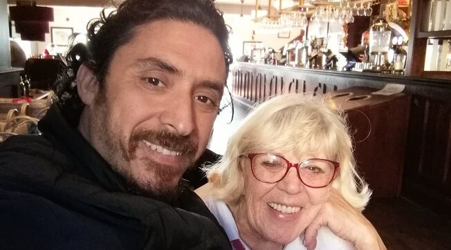 83enne scarica il toyboy: “Meglio un gatto”. Lui replica: “Usato come schiavo sessuale”