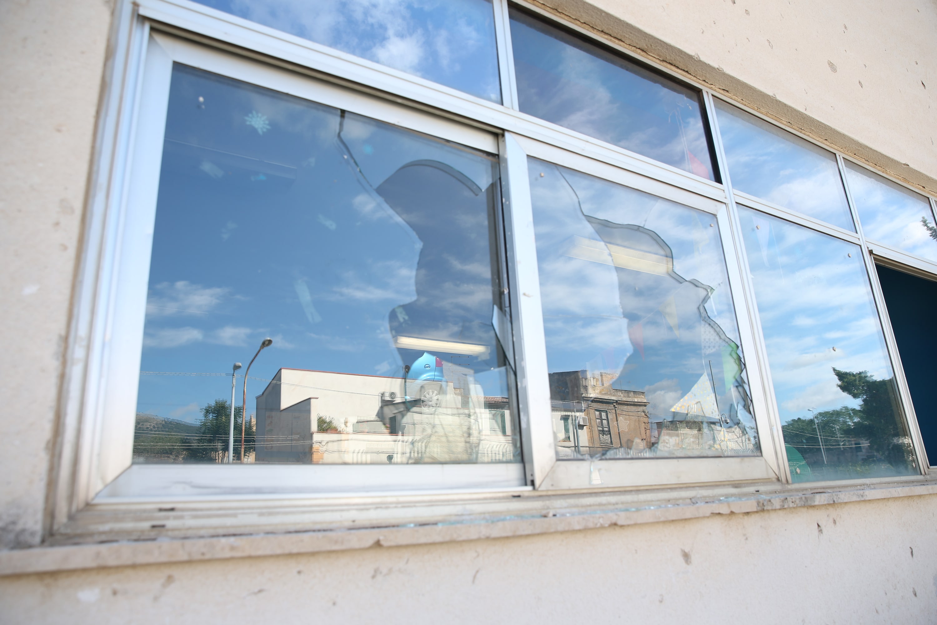 Primo atto vandalico alla scuola Falcone dello Zen di Palermo con il nuovo preside