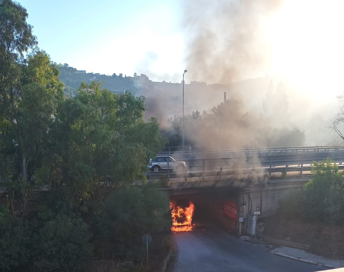 Auto in fiamme in un sottopasso a Bagheria, salvo il conducente Auto in fiamme in un sottopasso a Bagheria, salvo il conducente