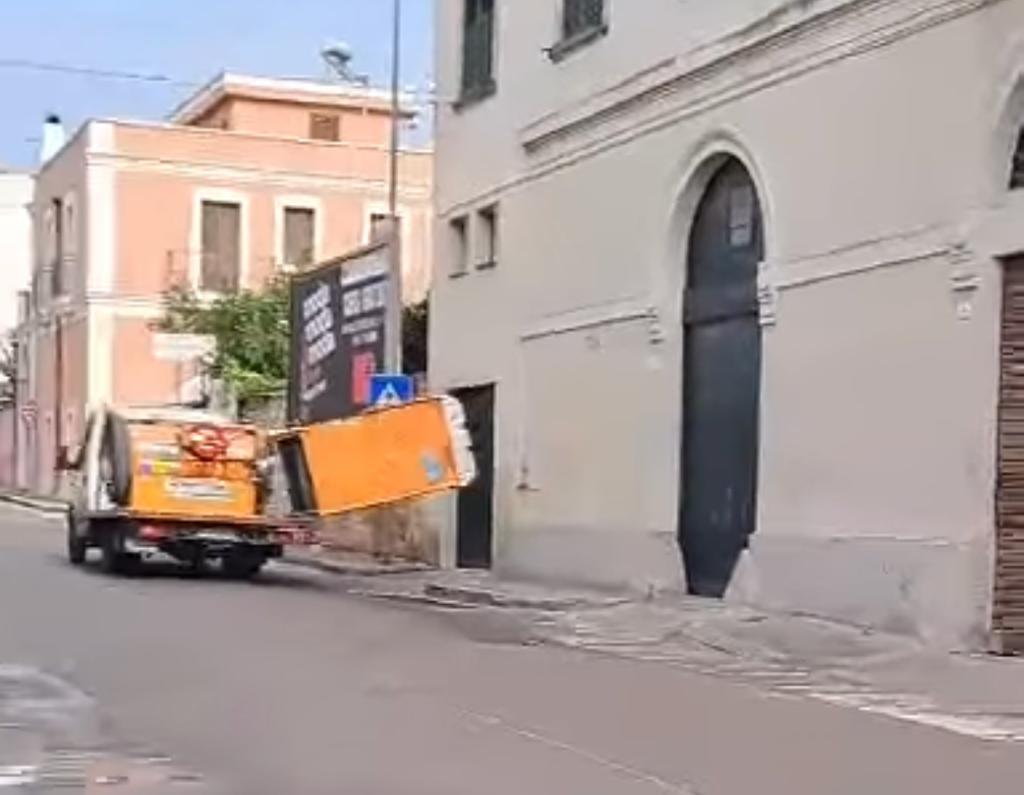 Bagno chimico vola da un camion: paura in strada – VIDEO
