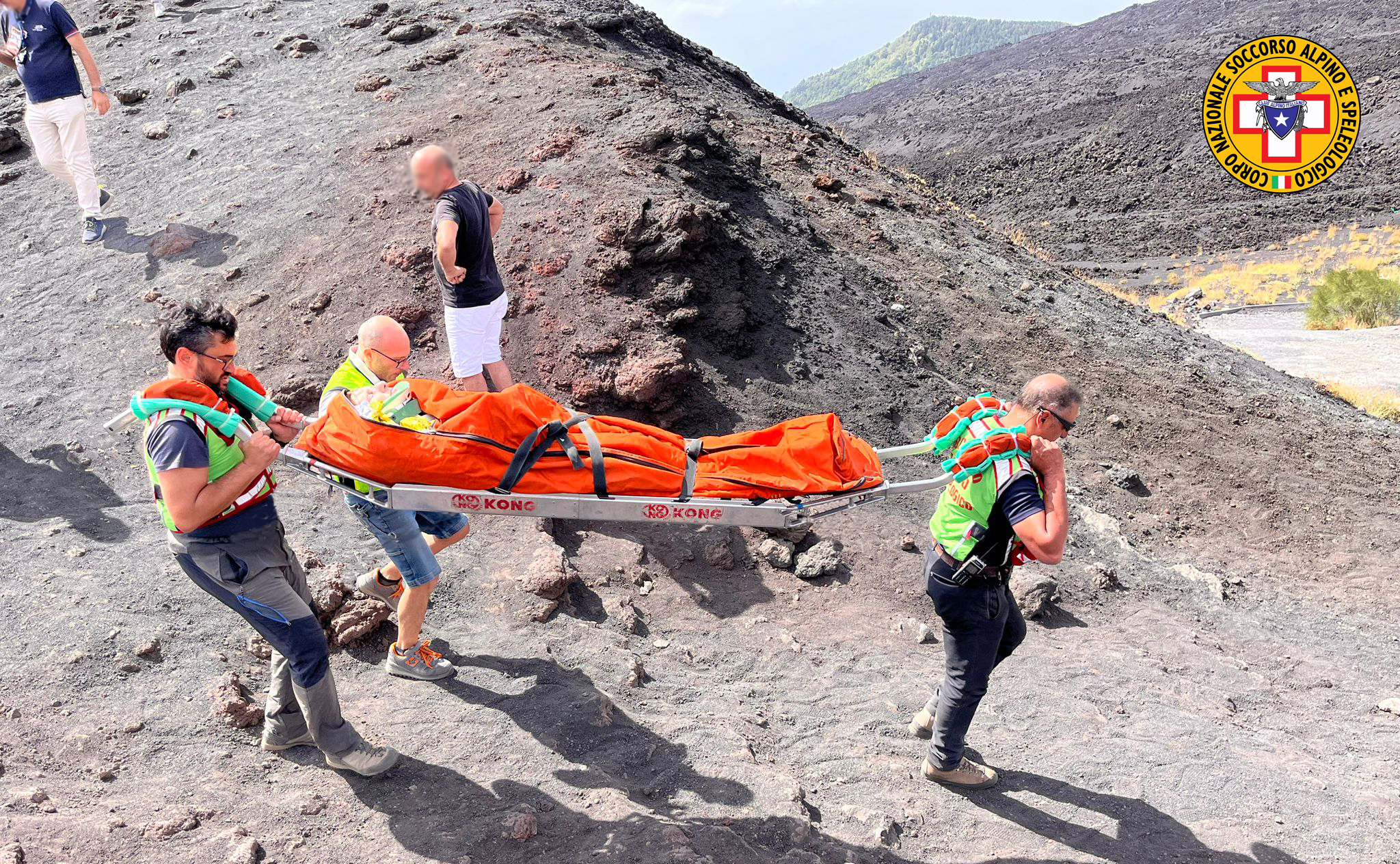 Etna, tre turiste si fanno male al Rifugio Sapienza: soccorse e messe in salvo