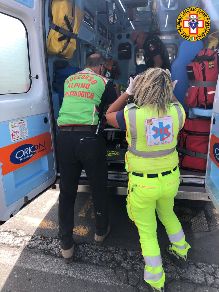 Etna, tre turiste si fanno male al Rifugio Sapienza: soccorse e messe in salvo