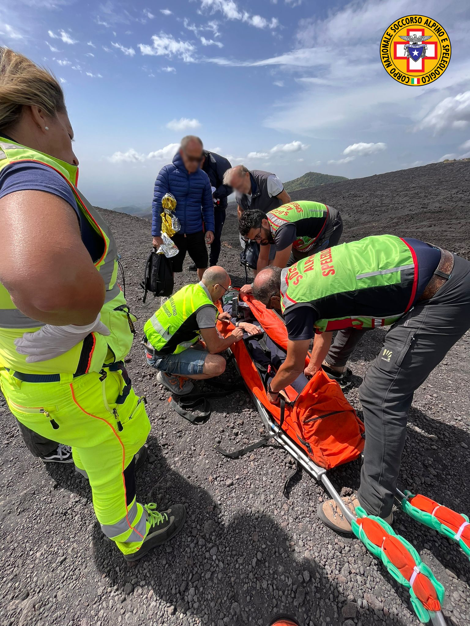 Etna, tre turiste si fanno male al Rifugio Sapienza: soccorse e messe in salvo