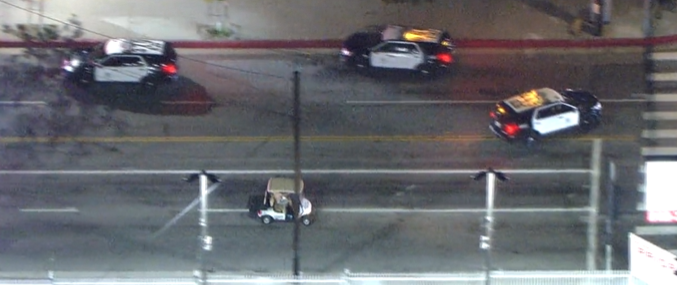 VIDEO | Rocambolesco inseguimento sulle strade di Los Angeles, caddy in…fuga dalla polizia