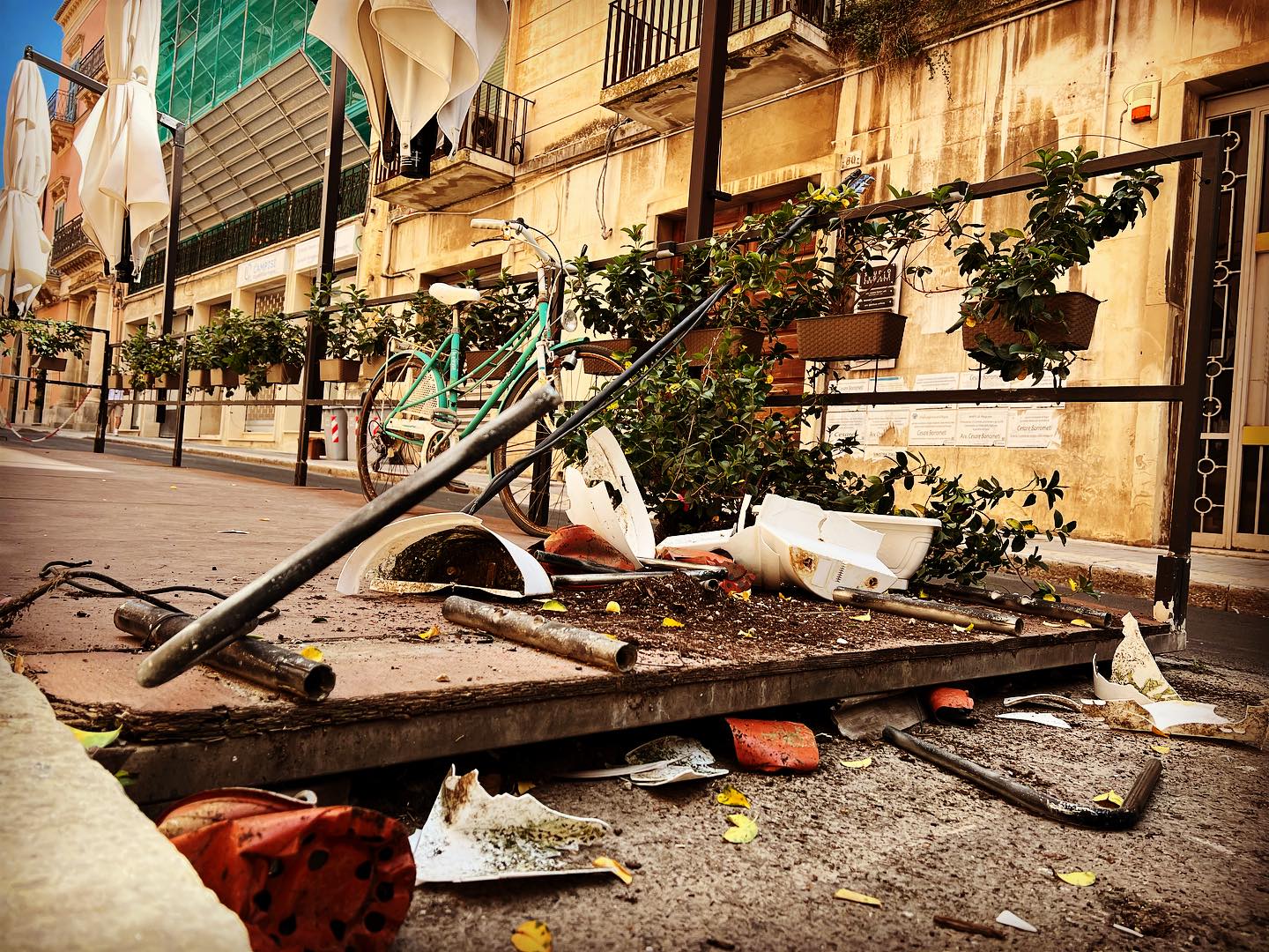 Il centro storico di Ragusa preso di mira dai vandali, esterno di un locale devastato