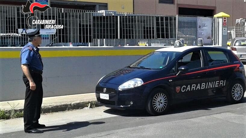 Pusher come pollicino, “semina” la droga per tutta la casa: scattano le manette