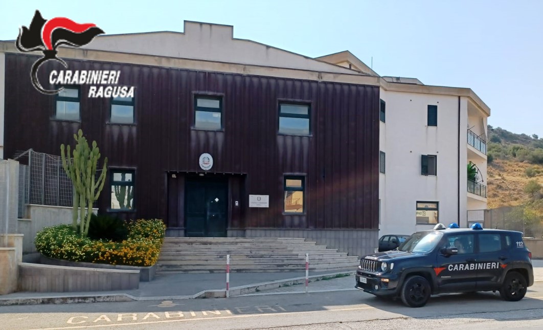 Nasconde droga e coltello vietato in casa a Scicli, denunciato 23enne