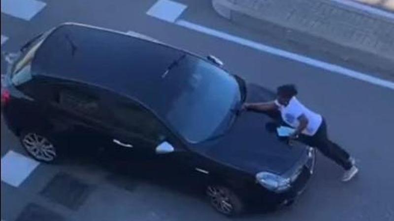 Non vuole firmare constatazione amichevole e trascina sul cofano la vittima: il VIDEO