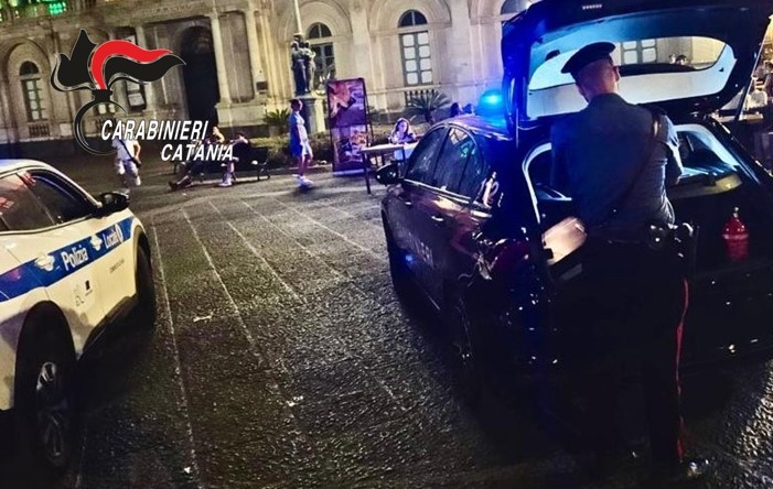 Abusivismo a Catania, “guai” per due paninari di piazza dei Martiri: scattano i controlli