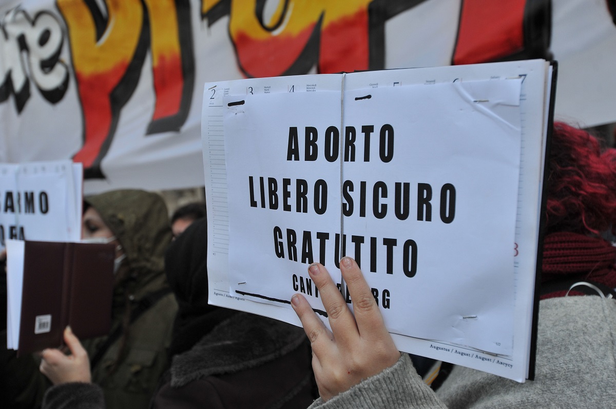 Aborto e medici non obiettori, il ddl “scomodo” bussa alle porte dell’Ars