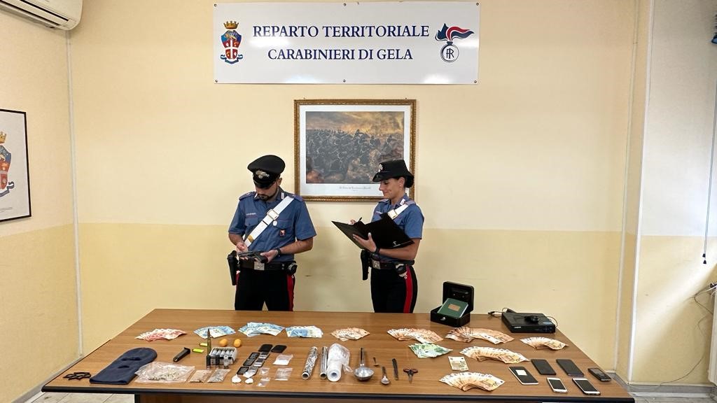 Cocaina, migliaia di euro in contanti ed una pistola: 23enne finisce in manette a Gela
