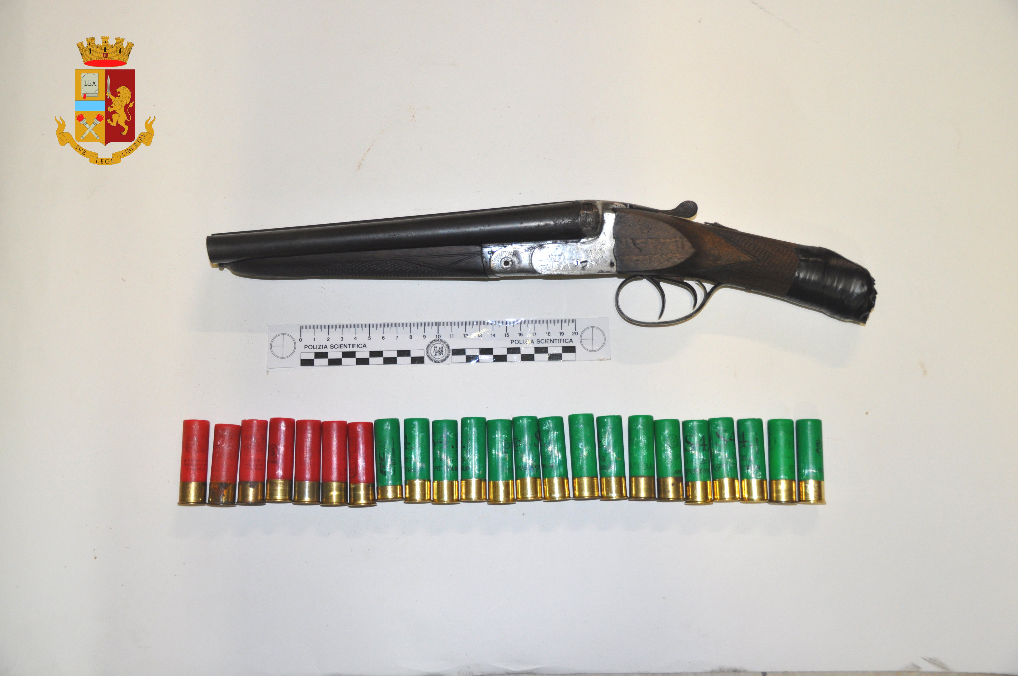 Vede gli agenti e lancia lo zaino sotto un’auto, dentro c’è un fucile: 22enne in carcere a Catania