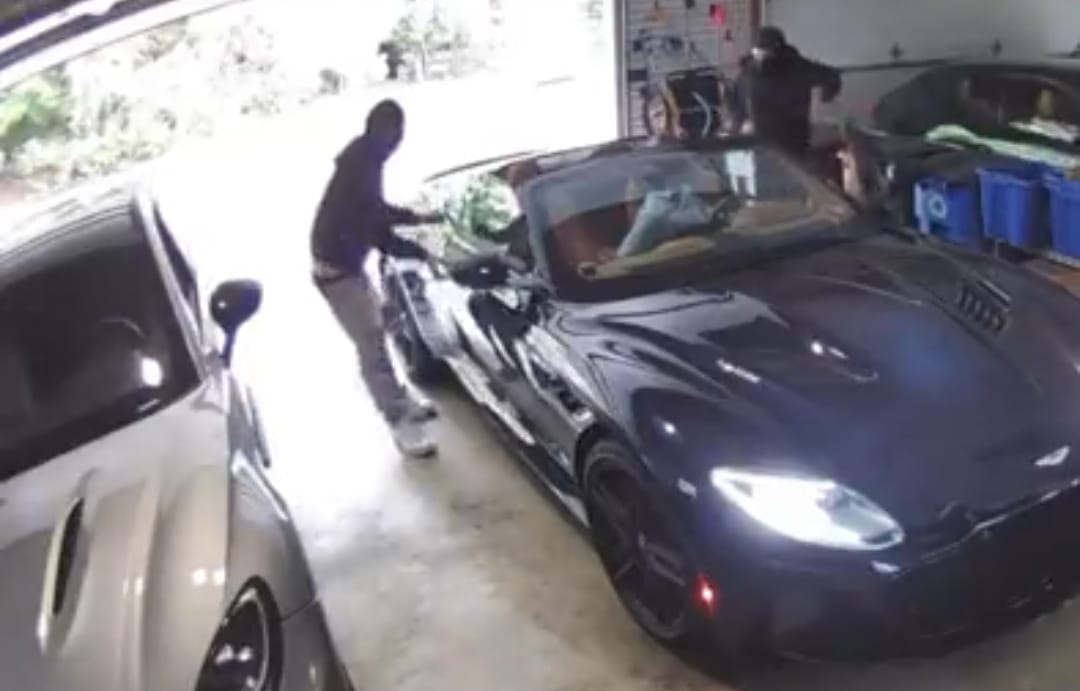 VIDEO | Ladri aggrediscono uomo, lo trascinano via e sfrecciano con la sua Aston Martin