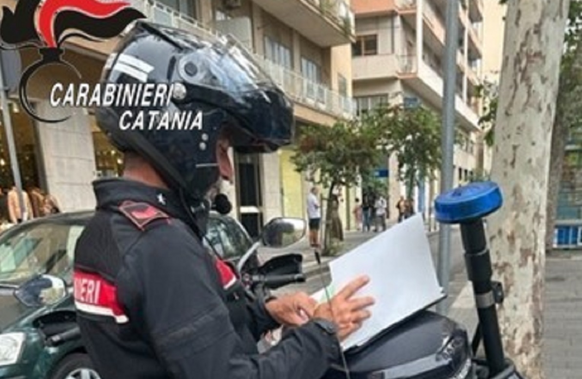 Ruba costoso profumo in via Etnea ma viene “beccato” da commessa e carabinieri: arrestato