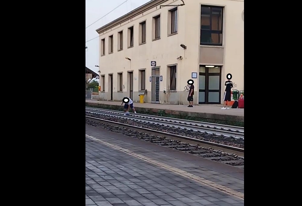 VIDEO | Ragazzi giocano a calcio lungo i binari poco prima del passaggio del treno