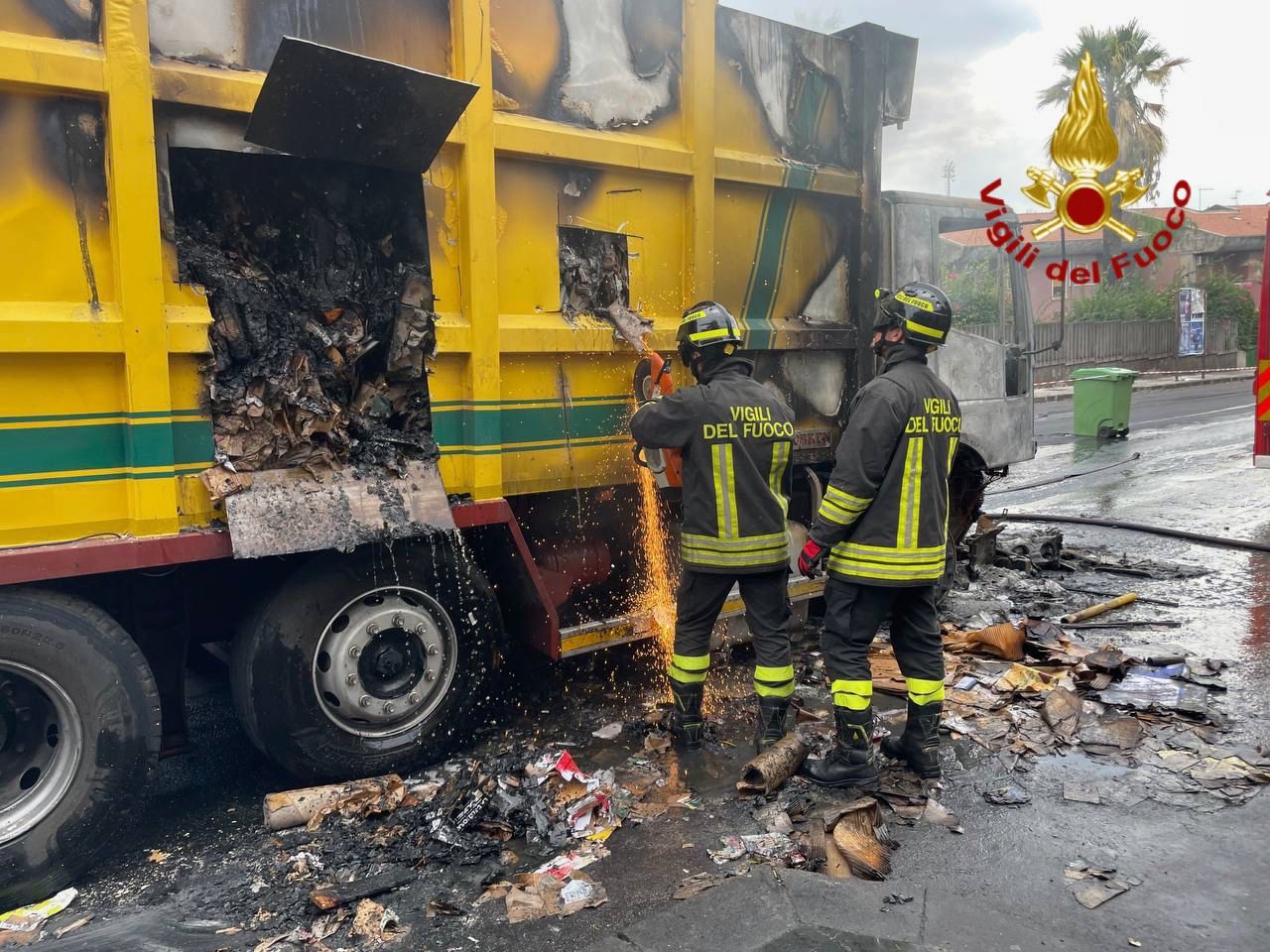Incendio nella notte a Catania: autocompattatore prende fuoco