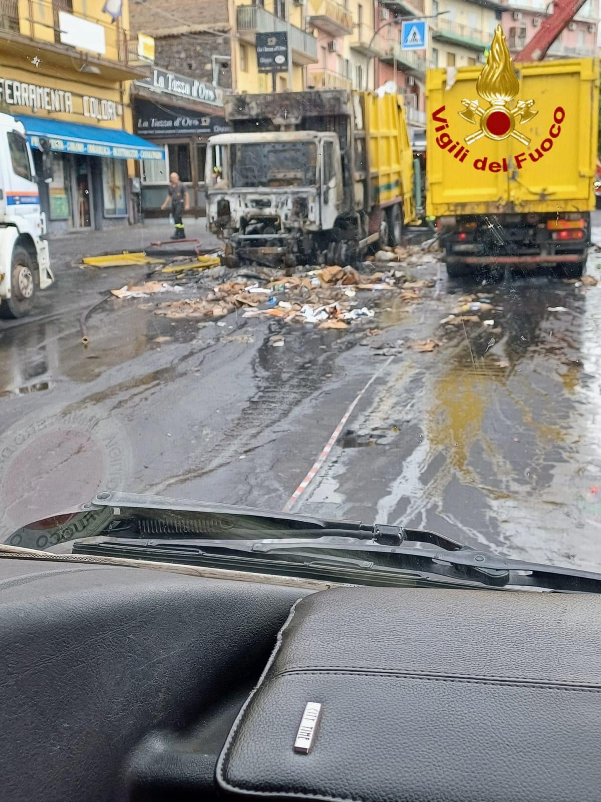 Incendio nella notte a Catania: autocompattatore prende fuoco