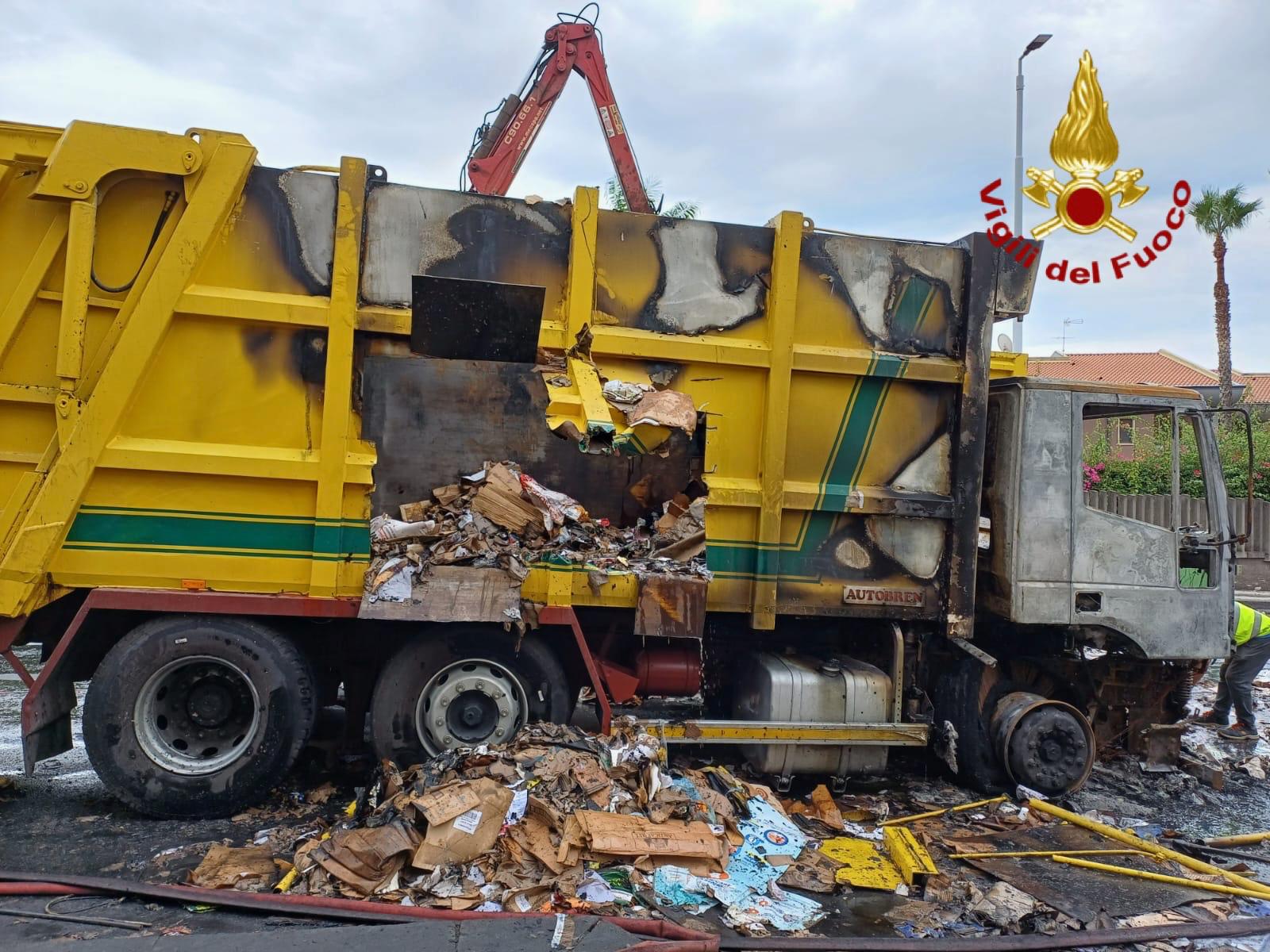Galleria foto 'Incendio nella notte a Catania: autocompattatore prende fuoco' - foto 1