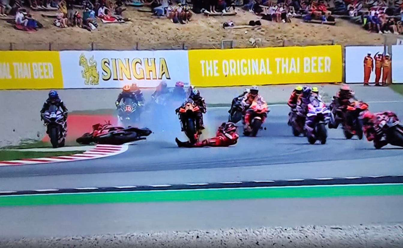 MotoGP, tragedia sfiorata in partenza: moto passa sulla gamba di Bagnaia