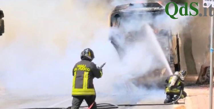 Paura ad Agrigento: autobus prende fuoco, salvi i passeggeri – VIDEO