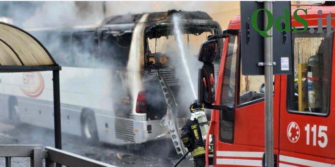Paura ad Agrigento: autobus prende fuoco, salvi i passeggeri – VIDEO