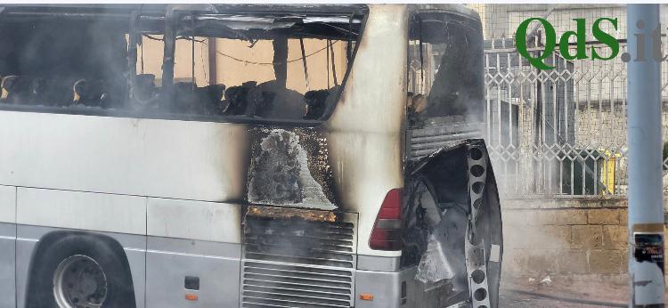 Paura ad Agrigento: autobus prende fuoco, salvi i passeggeri – VIDEO