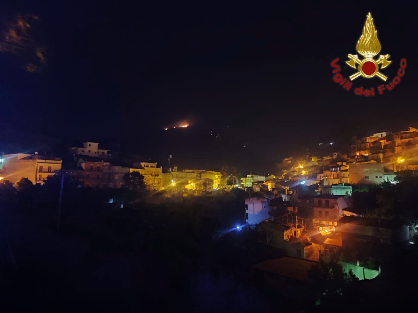 Vasto incendio sulle colline del Messinese, fiamme lambiscono ambitazioni