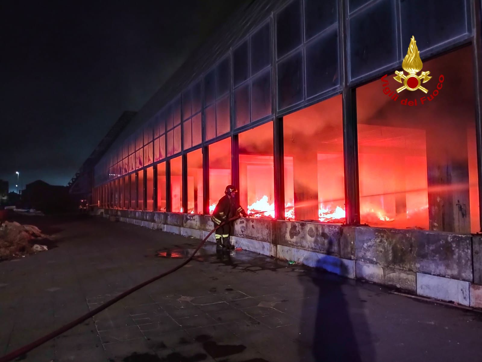 Paura a Catania: maxi incendio in via Acquicella – VIDEO