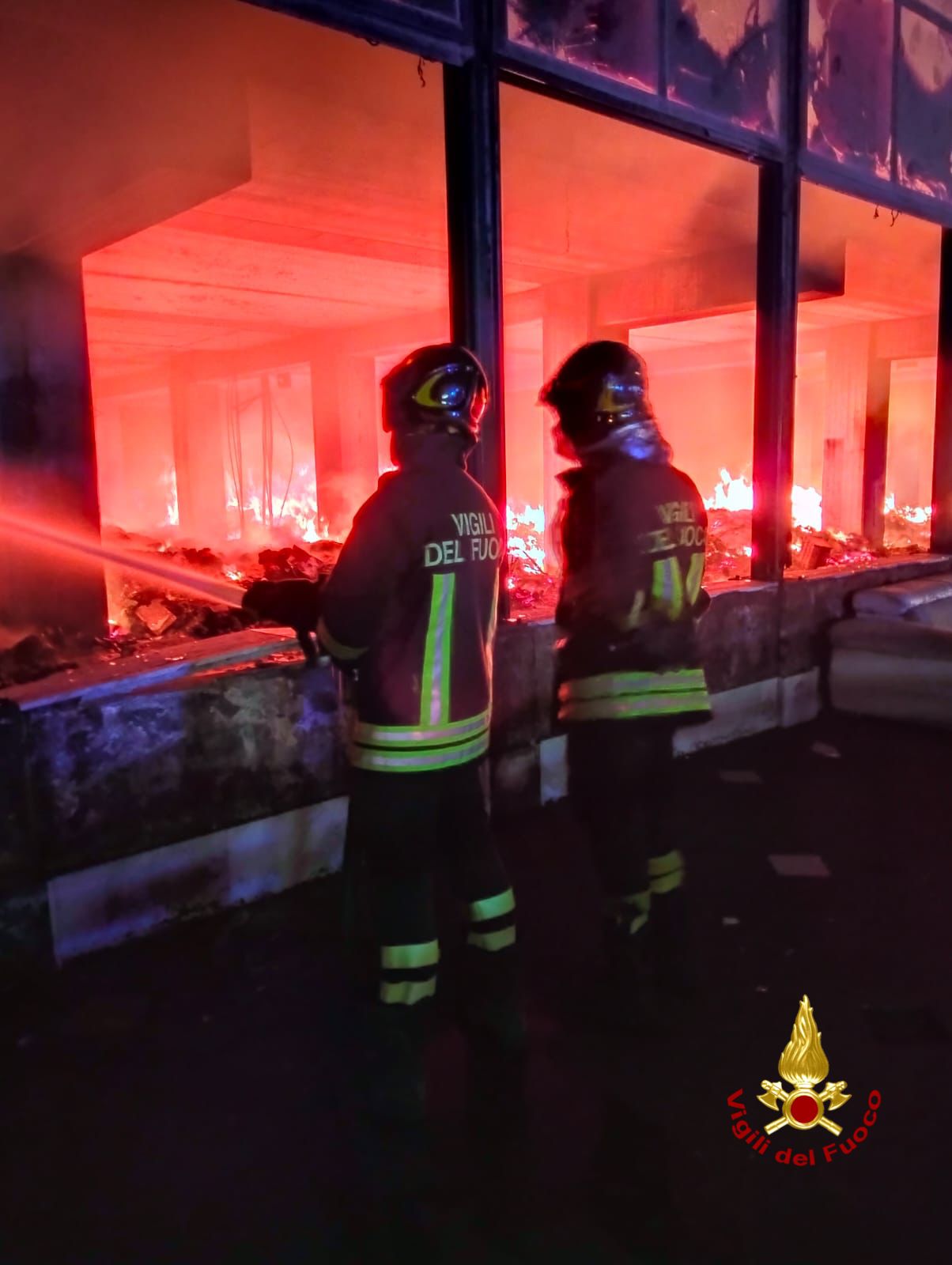 Paura a Catania: maxi incendio in via Acquicella – VIDEO